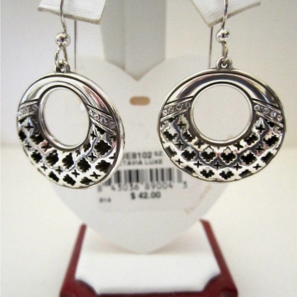 Elegant Silver and Black Pendant Necklace - Picture 4 of 9